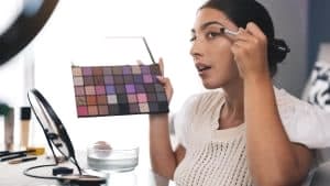 How do I put on eyeshadow?