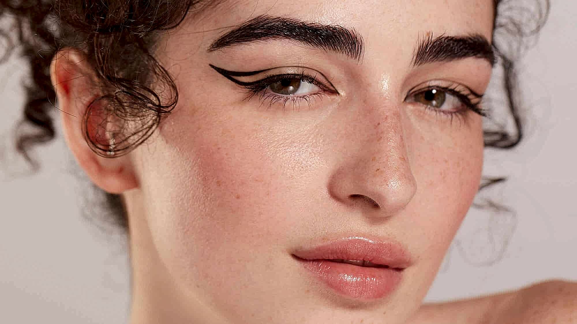 how to put on eyeliner