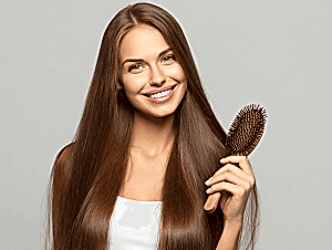 Saç bakım rutini ile sağlıklı ve parlak saçlara sahip kadın